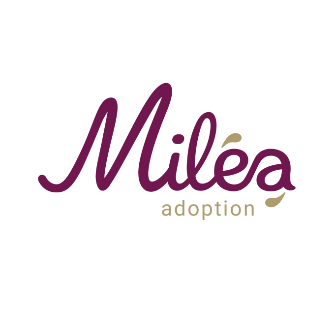 Logo de Mileá, avec le mot "adoption" en dessous. Design en violet et vert.